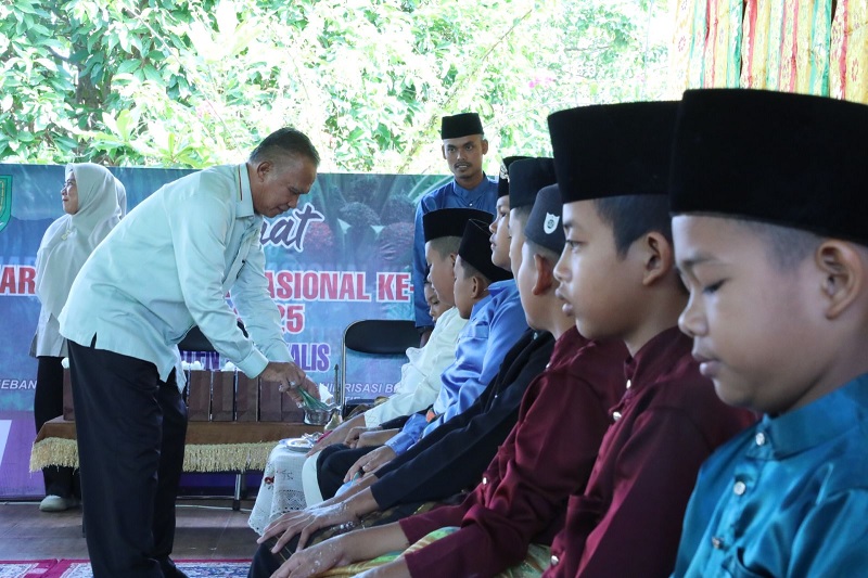 Tim Percepatan Pembangunan Kabupaten Bengkalis Yuhelmi memberikan tepuk tepung tawar kepada peserta khitanan massal sempena HPN di Kantor Disbun Bengkalis, Selasa (30/12/2025).