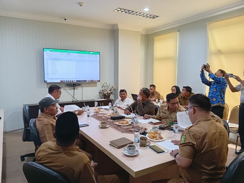 Kaban Kesbangpol Inhil, Zailani bersama OPD melakukan rapat persiapan dalam melaksanakan doa dan dzikir bersama menyambut ahun Baru 2026 di ruang Rapat Setda Inhil, Senin (29/12/2025).