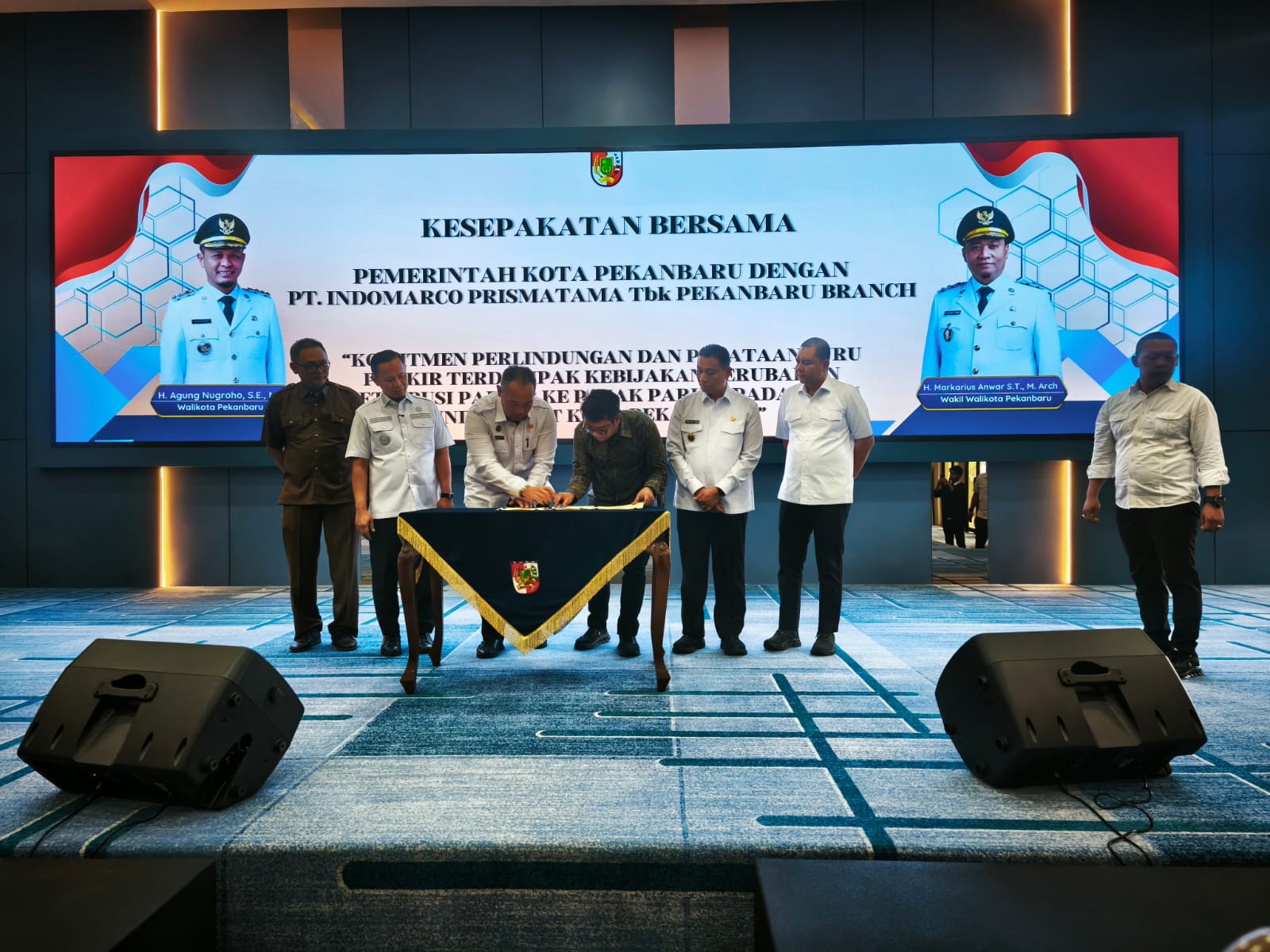 Pemko Pekanbaru dengan Indomaret menandatangi Moau terkait penerapan parkir gratis per 1 Januari 2026 di retail tersebut, Rabu (31/12/2025).