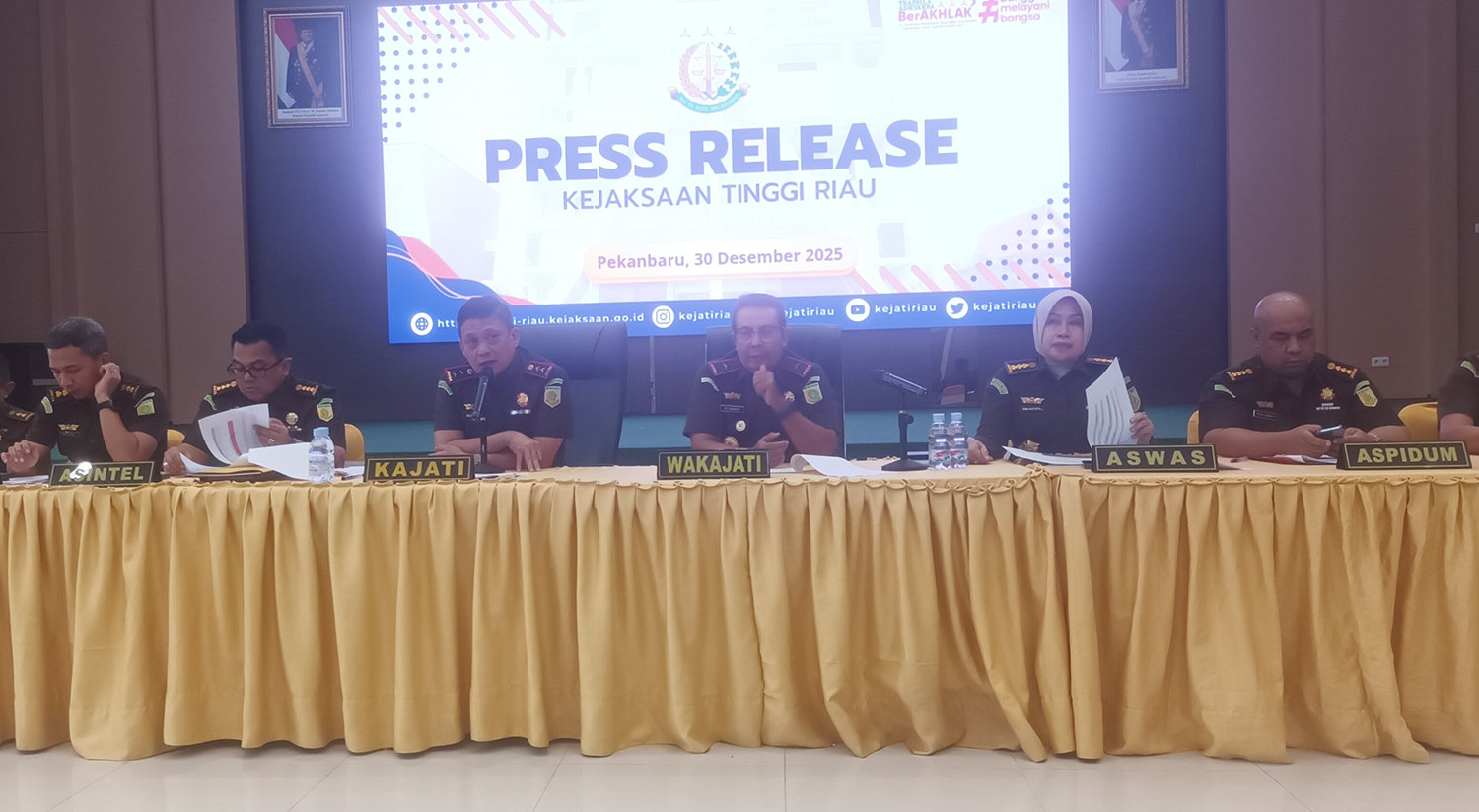 Kajati Riau Sutikno didampingi Wakajati Edi Handojo dan jajaran memberi keterangan kepada awak media, Selasa (30/12/2025).