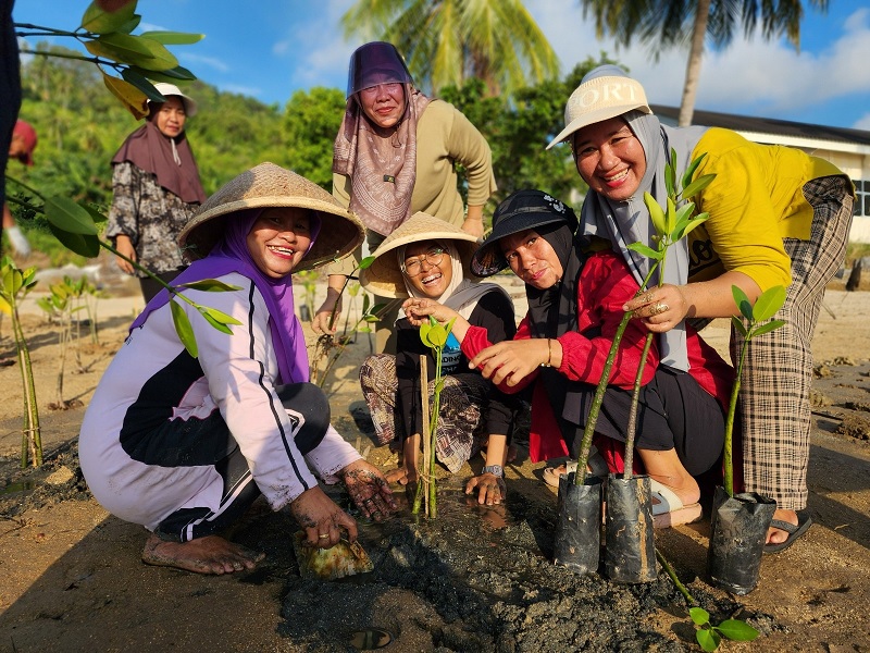 Perempuan Desa Telaga belajar membatik dengan memanfaatkan pewarna natural yang diekstrak secara bijak dari kulit batang mangrove. Kegiatan ini digelar Yayasan Anambas.