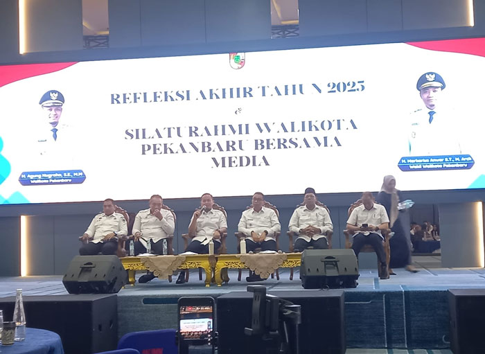 Wako Pekanbaru Agung Nugroho, Wawako Markarius Anwar, Pj Sekdako Ingot Ahmad Hutasuhut dan para asisten jajaran pemko menjelaskan capaian Pemko Pekanbaru sepanjang 2025 dalam refleksi akhir tahun