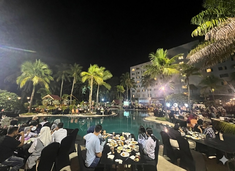 Para tamu Aryaduta Hotel Pekanbaru terlihat menikmati suasana makan malam di pool Aryaduta Hotel Pekanbaru, Selasa (30/12/2025).
