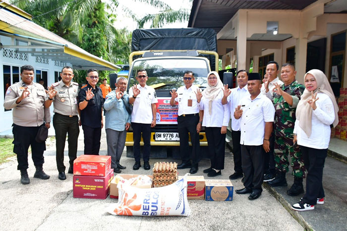 Pemkab Bengkalis menyalurkan logistik sembako kepada korban banjir di Kecamatan Siak kecil Bengkalis, Selasa (31/12/2025).