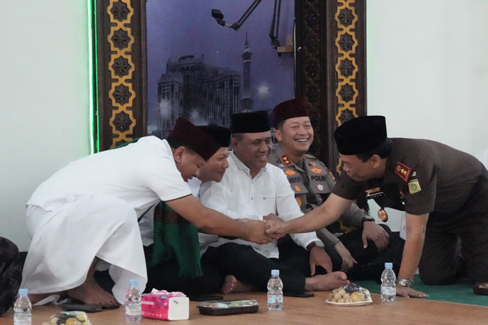Bupati Kuansing Dr H Suhardiman Amby MM Menyalami Kajari Kuansing, Mohammad Harun Sunadi saat kegiatan Kuansing Bersalawat, Rabu (31/12/2025) di Masjid Agung Ar Raudha Kuansing.