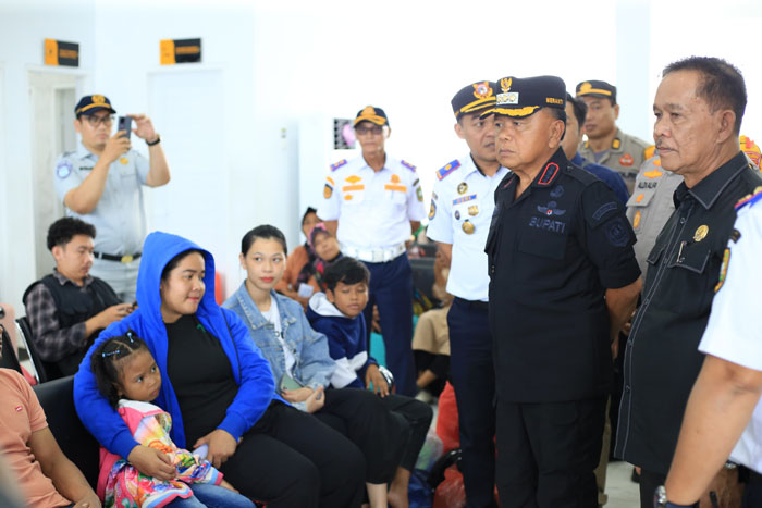 Bupati Kepulauan Meranti AKBP (Purn) H. Asmar bersama sejumlah pihak memantau aktivitas penumpang di Terminal Domestik Pelabuhan Tanjung Harapan, Selasa (30/12/2025).