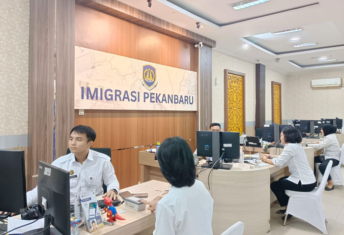 Pelayanan paspor di Kantor Imigrasi Kelas I TPI Pekanbaru, baru-baru ini.