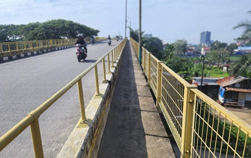 Jalur pejalan kaki di Jembatan Siak 1 sudah bersih dari tumpukan kabel fiber optik dan pipa, Rabu (31/12/2025).