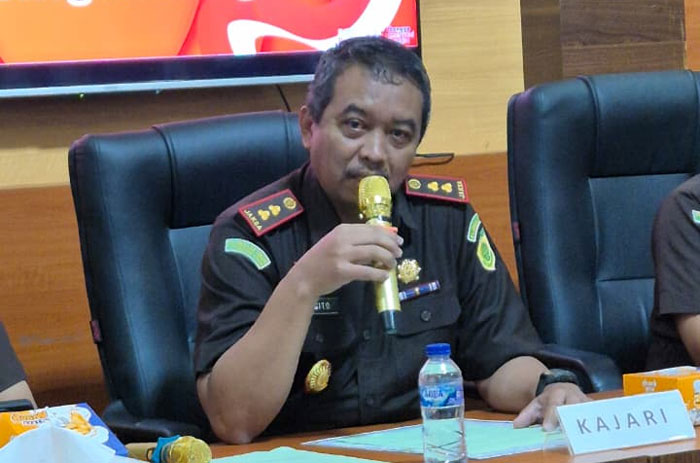 Kajari Inhil, Sugito SH didampingi Kasi Intel Erik Risnandar dan lainnya saat konfrensi pers sekaligus refleksi kinerja Kejari Inhil tahun 2025 di Aula Kejari Inhil, Rabu (31/12/2025).