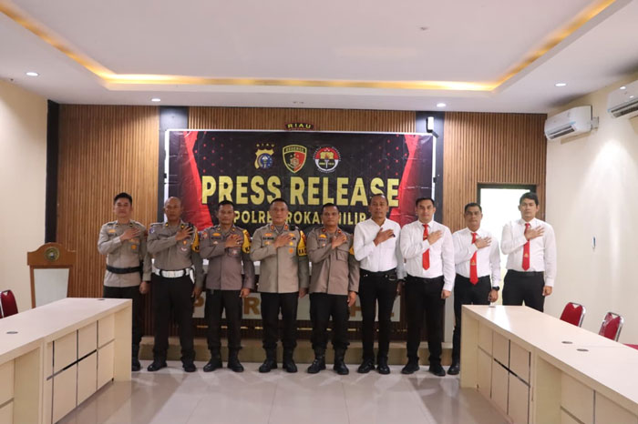 Kapolres Rohil AKBP Isa Imam Syahroni bersama bersama jajaran usai pers rilis di Mapolres Rohil, Rabu (31/12/2025).