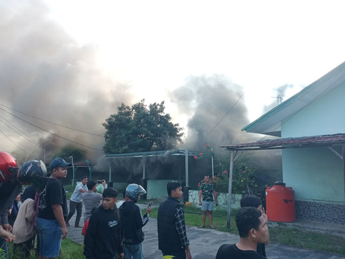 Kebakaran terjadi di Jalan Sukoharjo, Kecamatan Sail, Komplek Asrama TNI AD, pada Rabu (31/12/2025) sore.
