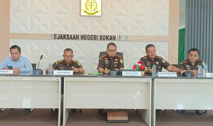 Kajari Rohil Khaidir SH MH menyampaikan paparan kegiatan yang telah dilaksanakan jajaran Kejari Rohil pada tahun 2025 di Bagansiapiapi.