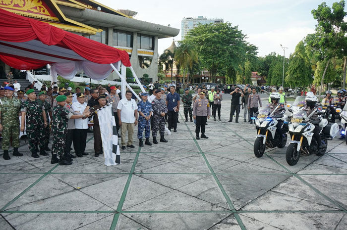 Plt Gubri SF Haryanto, Kapolda Riau Irjen Pol Herry Heryawan bersama jajaran forkopimda melepas petugas pengamanan saat Apel Pengamanan Tahun Baru 2026 dan doa bersama, Rabu (31/12/2025).
