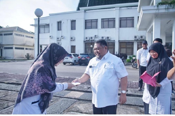 Kepala Dinas PU Tarukim Kabupaten Siak Ardi Irfandi ST MM memberikan penghargaan dan bersalaman dengan ASN di Lingkungan Dinas PU Tarukim, Rabu (31/12/2025).
