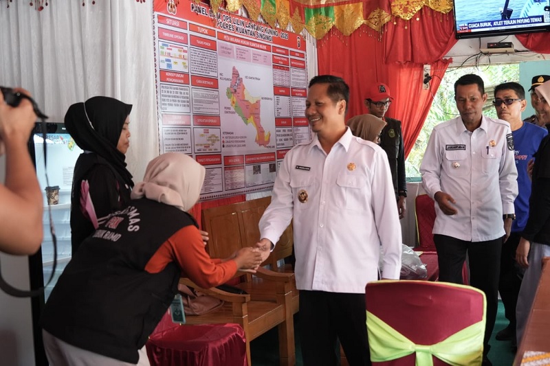 Wabup Kuansing H Muklisin meninjau pos pengamanan Nataru di Desa Kasang Kuantan Mudik dan Pos Pelayanan di Tugu Cerano Kecamatan Kuantan Tengah, Rabu (31/12/2025).