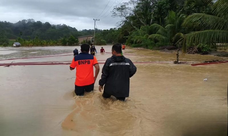 Banjir dan longsor di Palembayan Agam membuat akses jalan putus total, Selasa (30/12/2025). BPBD masih lakukan penanganan di lokasi.