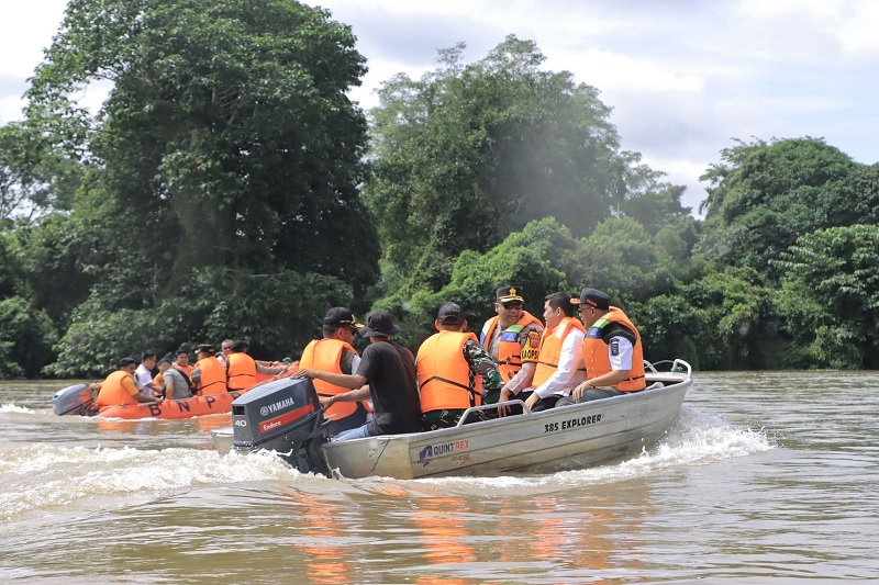 Kapolres Kampar AKBP Boby Putra Ramadhan S bersama Bupati Kampar Ahmad Yuzar, Dandim 0313/KPR, serta pejabat utama (PJU) melaksanakan patroli monitoring debit air di sepanjang Sungai Kampar.