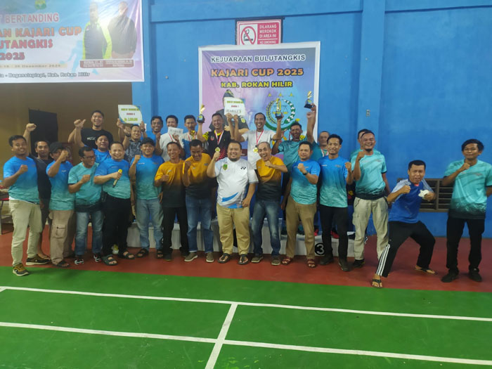 Ketum PBSI Rohil Marwan ST MT bersama panitia, official dan pemain usai penutupan kejuaraan Badminton Kejari Rohil Cup 2025, Selasa (30/12/2025) malam.