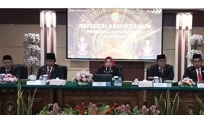 Ketua Pengadilan Tinggi Riau Dr Hj Diah Sulastri Dewi SH MH (tengah) memberikan keterangan pers di Aula Pengadilan Tinggi Riau (31/12/2025).