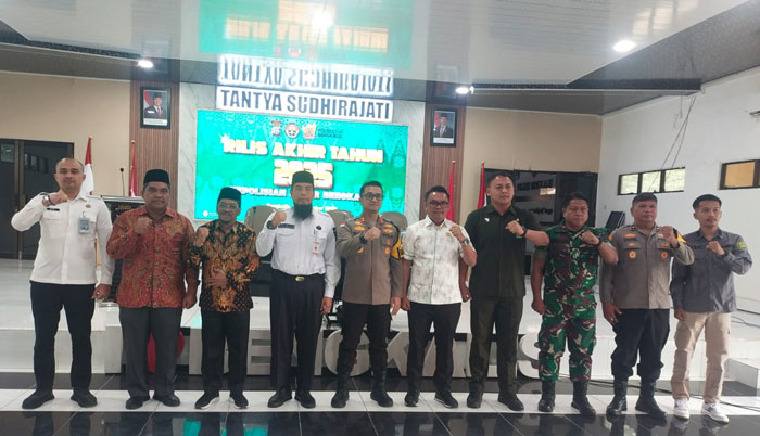 Kapolres Bengkalis AKBP Budi Setiawan didampingi Staf Ahli Bupati Bengkalis Andris Wasono dan Anggota DPRD Hendra Jeje mengikuti press release di Aula Gedung Polres Bengkalis, Rabu (31/12/2025).