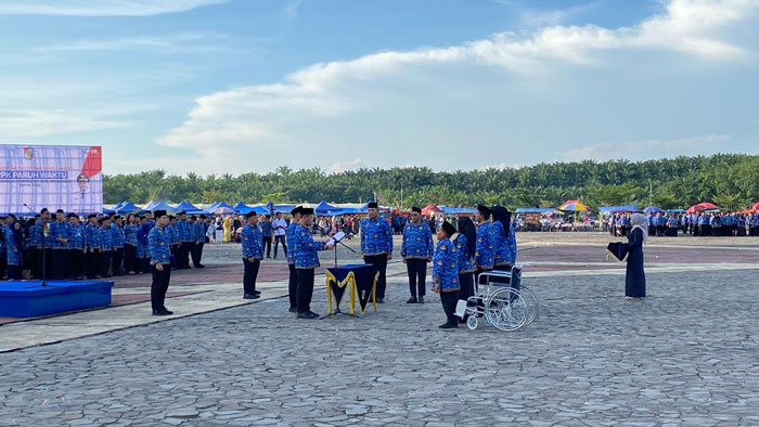Wako Pekanbaru Agung Nugroho saat menyerahkan Surat Keputusan (SK) sekaligus melantik dan mengambil para Pegawai Pemerintah dengan Perjanjian Kerja (PPPK) paruh waktu