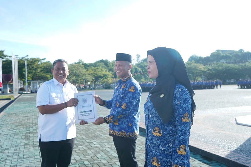 Bupati Rohul Anton ST MM menyerahkan secara simbolis SK pengangkatan kepada perwakilan PPPK Paruh Waktu di halaman kantor Bupati Rohul, Rabu (31/12/2025) pagi.