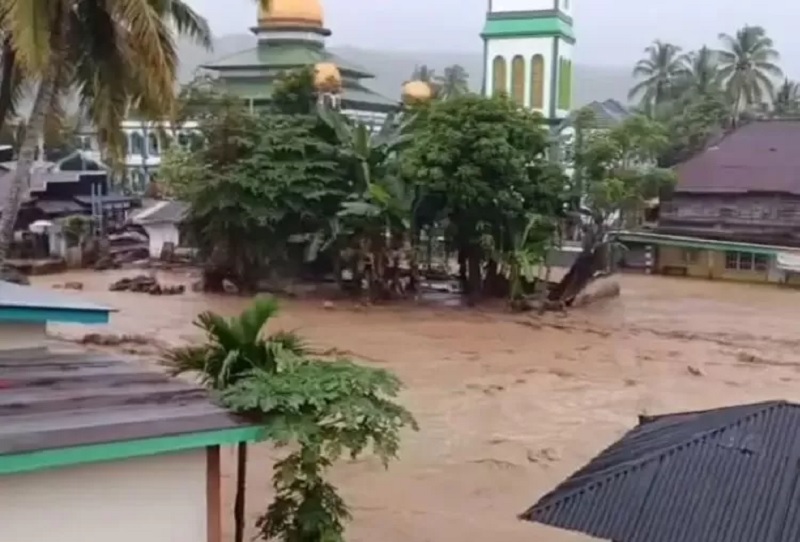 Galodo menerjang Nagari Saniangbaka, Solok, Selasa (30/12/2025). Listrik padam, air bersih mati, akses jalan rusak, data korban menunggu BPBD.