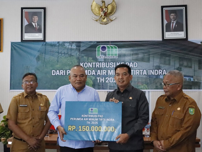 Sekdakab Inhu Zulfahmi Adrian AP MSI (dua dari kanan) menerima secara simbolis kontribusi PAD yang diserahkan Direktur Perumda Tirta Indra, Rubianto SH, Selasa (30/12/2025)