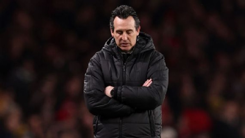 Unai Emery bereaksi di pinggir lapangan saat Aston Villa kalah tealk 1-4 dari dari tuan rumah Arsenal dalam lajutan di Liga Premier Inggris.