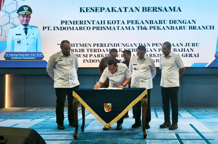 Wako Pekanbaru Agung Nugroho didampingi Wawako Markarius Anwar, Pj Sekdako Ingot Ahmad Hutasuhut dan Plt Kepala Bapenda Tengku Denny Muharpan teken Perwako penurunan tarif PBB hingga 70 persen
