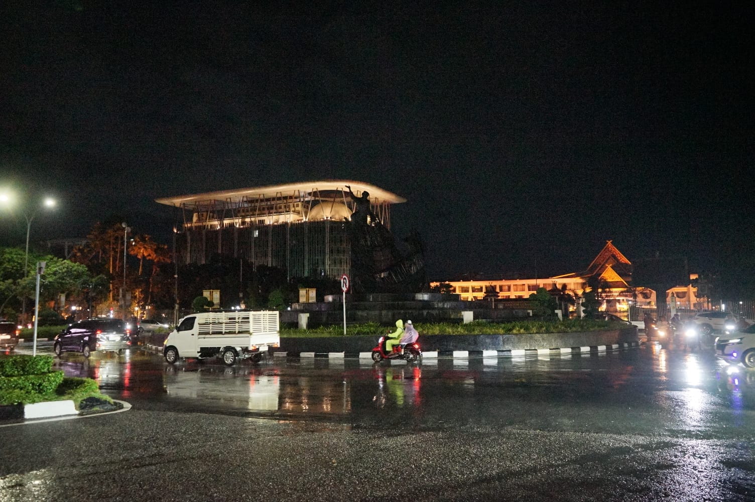 bawah, suasana sepi di Jalan Sudirman Pekanbaru, tepatnya di bundaran Tugu Zapin, Rabu (31/12/2025).