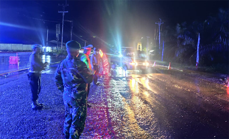 Personel Dishub, Satlantas Polres bersama instansi terkait mengatur arus lalu lintas di Pos PAM Nataru XIII Koto Kampar, Kabupaten Kampar, Rabu malam (31/12/2025).