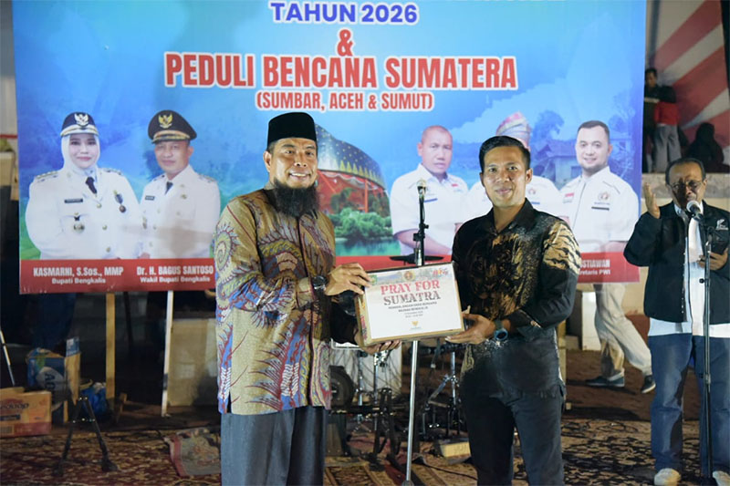 Staf Ahli Bupati Andres Wasono menyerahkan kotak donasi bencana Sumatera kepada Ketua PWI Bengkalis Adi Putra di Lapangan Tugu Bengkalis, Selasa (31/12/2025) malam.