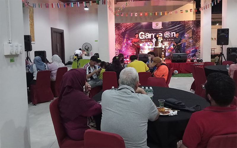 Para tamu Hotel Angkat Garden Pekanbaru menikmati malam tahun baru bertemakan World Cup 2026 di area kolam renang, Rabu (31/12/2025) malam.