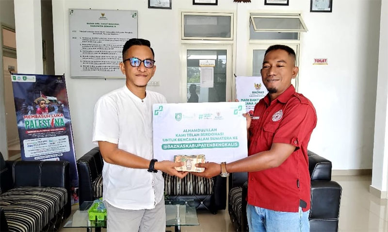 Ketua UPZ Rumah Budaya Kacip Tembaga, Erwin Syah Putra menyerahkan donasi korban bencana Sumatera kepada Wakil Ketua I Baznas Bengkalis, Risman Hambali.