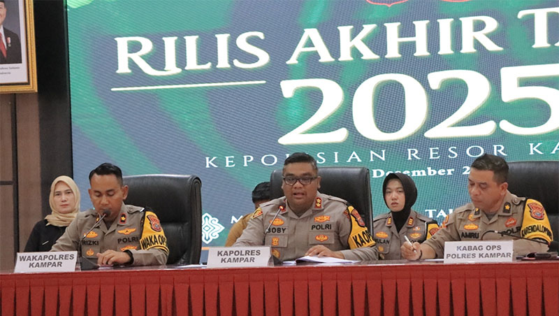 Kapolres Kampar AKBP Boby Putra Ramadhan S menyampaikan rilis akhir tahun capaian kinerja di Aula Sanika Satyawada Polres, Rabu (31/12/2025).