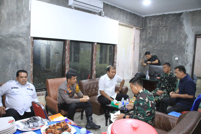 Bupati Inhu Ade Agus Hartanto, Ketua DPRD Sabtu Pradansyah Sinurat, Kapolres AKBP Fahrian Saleh Siregar dan pejabat Forkompinda lainnya saat menyambangi Polsubsektor, Rabu (31/12/2025).