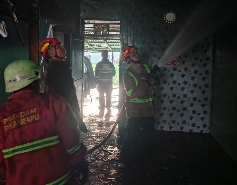 Petugas tampak melakukan upaya pemadaman api di Asrama Pancasila, Jalan Soetomo, Kelurahan Sukamulia, Kecamatan Sail, Rabu (31/12/2025) sore.