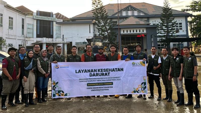 Tim Kesehatan Tanggap Darurat Universitas Riau (Unri) foto bersama di depan Puskesmas Simpang Kiri Aceh Tamiang, Selasa (23/12/2025)