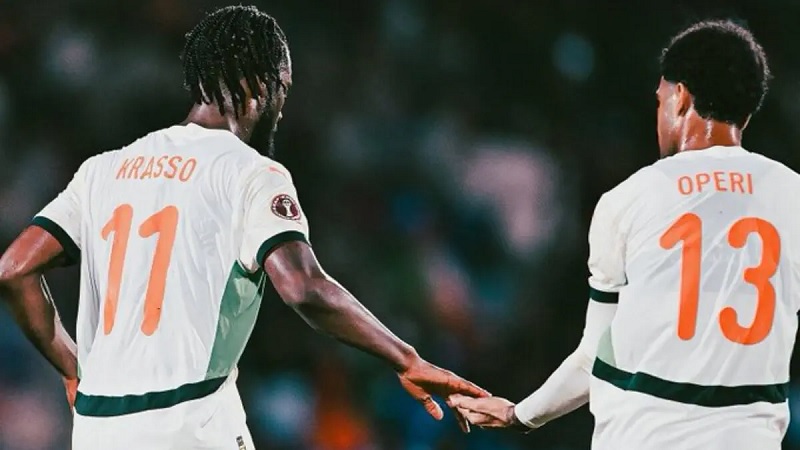 Jean-Phillipe Krasso (kiri) mencetak gol kebangakitan Pantai Gading untuk mengalahkan Gabon 3-2 dan menjadi juara Grup F Piala Afrika.