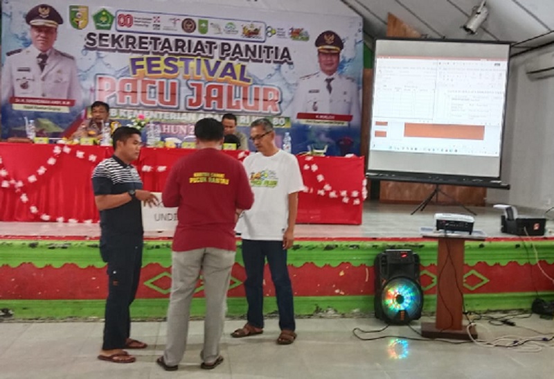 Perwakilan jalur melakukan pencabutan undian jalur di Gedung Narosa Telukkuantan,  Kamis (1/1/2026).
