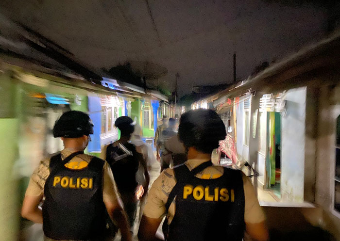 Personel gabungan saat menyusuri gang di Pasiran Kelurahan Kampung Besar Kota Kecamatan Rengat, Rabu (31/12/2025).
