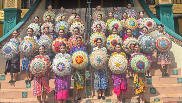 Sanggar Serindit Anjungan Riau usai mengikuti Culture Parade TMII di Jakarta, Kamis (1/1/2026).