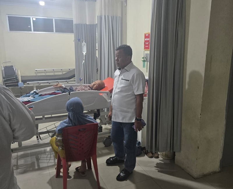 Bupati Kuansing H Suhardiman Amby meninjau pasien yang tengah dirawat di RSUD Telukkuantan menjelang pergantian tahun, Rabu (31/12/2025) malam.
