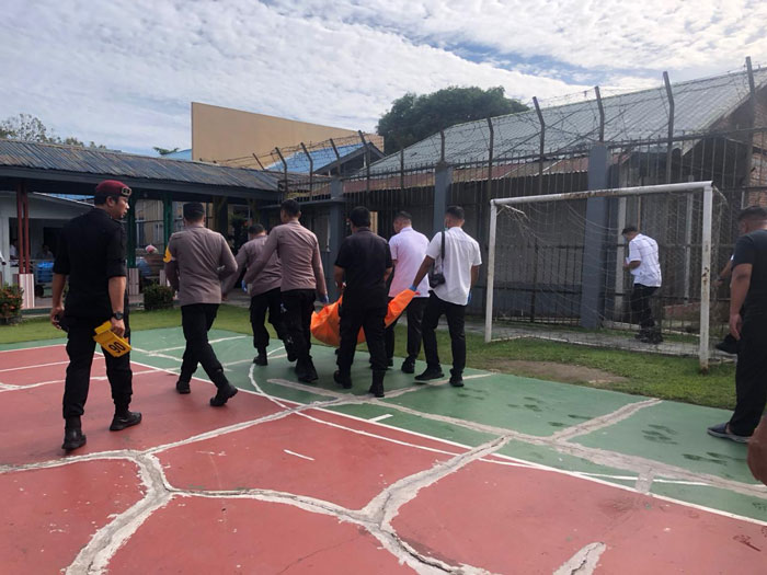 Petugas Lapas bersama Personel Polres Kampar mengevakuasi jenazah korban dari Lapas Bangkinang, Kamis (1/1/2026).