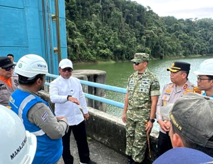 Bupati Pelalawan, H Zukri meninjau kondisi air PLTA Koto Kampar untuk memastikan kondisi debit air waduk serta mengantisipasi potensi dampak ke wilayah hilir, khususnya Pelalawan, Kamis (1/1/2025)