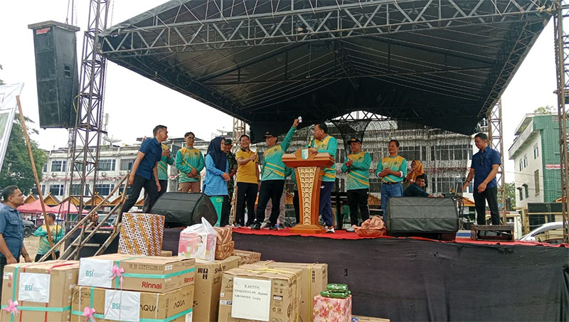 Bupati H Suhardiman Amby, Kajari Mochammad Harun Sunadi, Kapolres AKBP Raden Ricky Pratidiningrat, Ketua DPRD H Juprizal, Wabup H Muklisin, Kanwil Kemenag Riau Dr H Muliardi, membacakan hadiah umrah