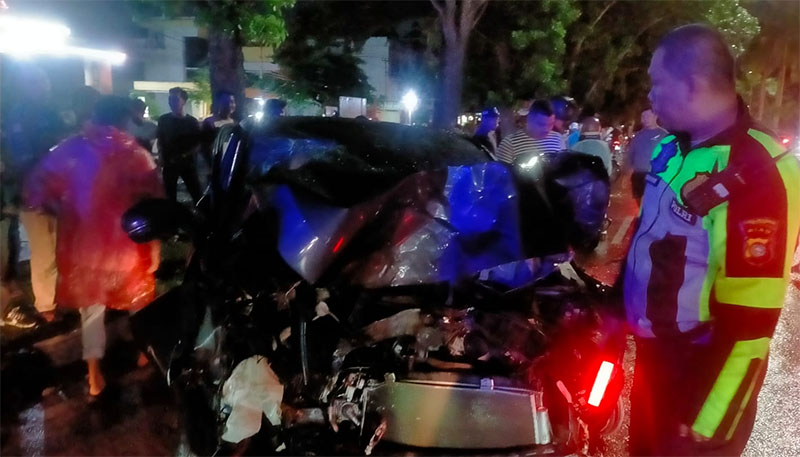 Kecelakaan lalu lintas tunggal terjadi di Jalan Jenderal Sudirman jalur barat, tepatnya di depan Showroom Mobil BYD Arista, Kecamatan Bukit Raya, Kota Pekanbaru, pada Kamis (1/1/2026) malam.