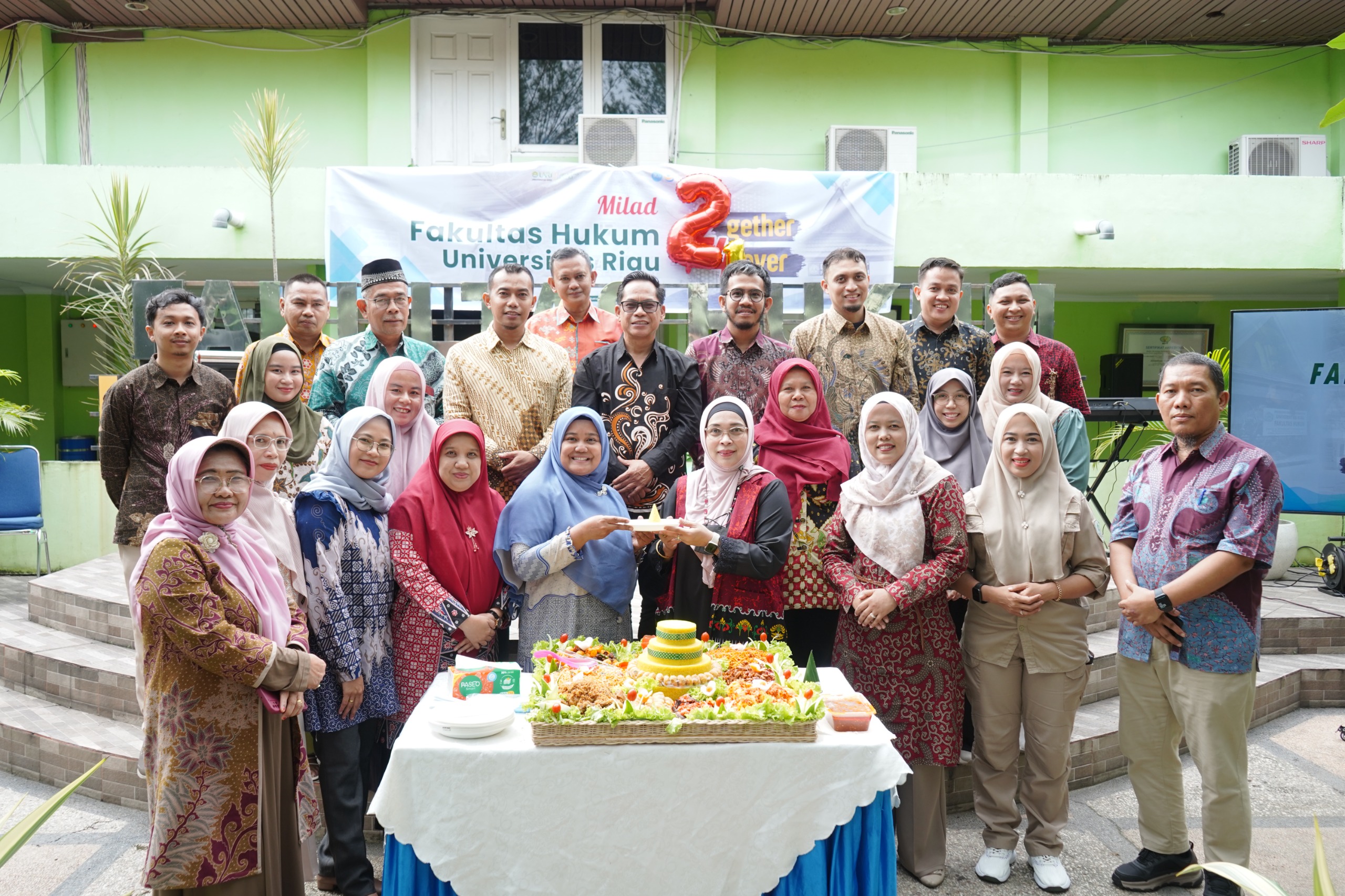 Civitas akademika Fakultas Hukum Universitas Riau foto bersama disela-sela pemotongan tumpeng Milad ke-21, Selasa (30/12/2025).