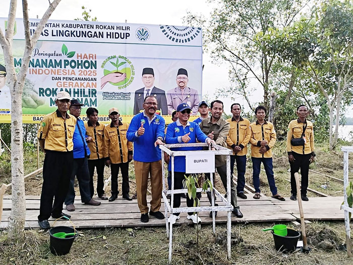Kepala DLH Rohil Suwandi SSos mendampingi Bupati Rohil H Bistamam pada aksi penanaman pohon di tepi Sungai Rokan, di Bagansiapiapi.